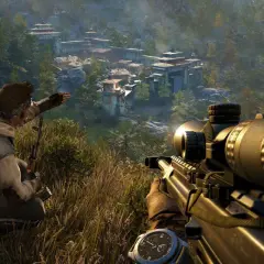 Gracz celuje z karabinu snajperskiego w wioskę w górach. Sprawdź far cry 4 wymagania, by cieszyć się tą grafiką.