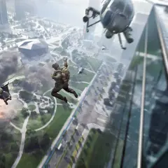 Skoczkowie w kombinezonach wingsuit spadają na miasto, podczas gdy helikopter i wybuchy tworzą chaos. Gra Battlefield 2042 wymaga odpowiedniego sprzętu.