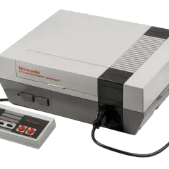 Konsola Nintendo Entertainment System z padem, klasyka **gier z dzieciństwa na komputer**.