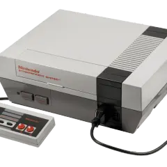 Klasyczna konsola Nintendo Entertainment System z padem. Wiele osób wspomina ją jako swoje pierwsze **stare gry na telefon**, choć to konsola.
