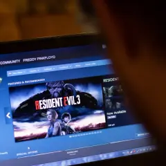 Gracz przegląda Steam, szukając najpopularniejszych gier. Na ekranie widać Resident Evil 3.