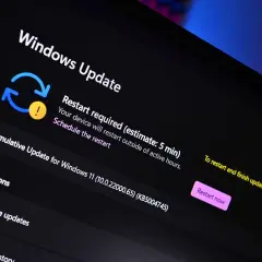 Ekran aktualizacji Windows 11 z komunikatem o wymaganym ponownym uruchomieniu.