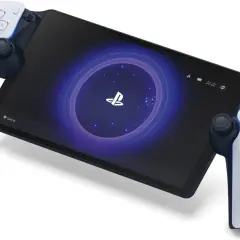 Nowe psp z kontrolerami DualSense, ekran z logo PlayStation i wskaźnikami baterii.