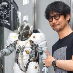 Hideo Kojima, twórca gier wideo, obok postaci z gry w białym skafandrze. Kojima Productions.