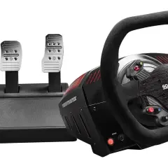Kierownica wyścigowa Thrustmaster z pedałami, gotowa do gry na Xboxie.