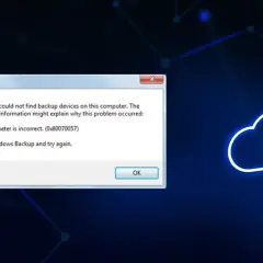 Błąd 0x80070057 uniemożliwia tworzenie kopii zapasowych w systemie Windows. Chmura z serwerami symbolizuje problem z backupem.