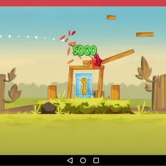 Gra Angry Birds na emulatorze. Czerwony ptak niszczy konstrukcję, zdobywając 5000 punktów.