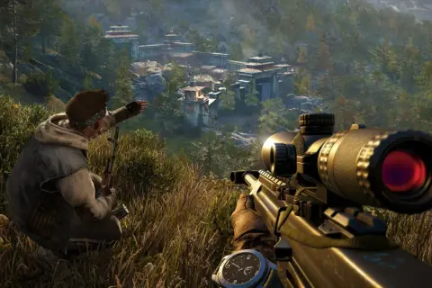 Gracz celuje z karabinu snajperskiego w wioskę w górach. Sprawdź far cry 4 wymagania, by cieszyć się tą grafiką.