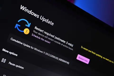 Ekran aktualizacji Windows 11 z komunikatem o wymaganym ponownym uruchomieniu.