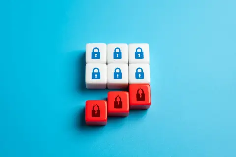 Sześć białych kostek z symbolami kłódek i trzy czerwone kostki z pękniętymi kłódkami. Błąd 0x80004005 symbolizuje problem z dostępem.