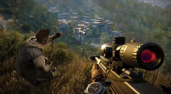 Gracz celuje z karabinu snajperskiego w wioskę w górach. Sprawdź far cry 4 wymagania, by cieszyć się tą grafiką.