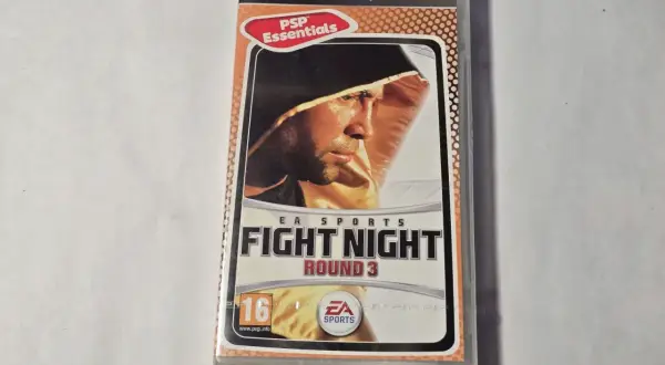 Okładka gry Fight Night Round 3 na PSP. Bokser w kapturze, gotowy do walki. Idealna dla fanów gier sportowych na PS5.