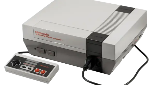 Klasyczna konsola Nintendo Entertainment System z padem. Wiele osób wspomina ją jako swoje pierwsze **stare gry na telefon**, choć to konsola.
