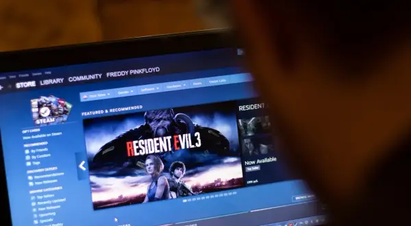 Gracz przegląda Steam, szukając najpopularniejszych gier. Na ekranie widać Resident Evil 3.