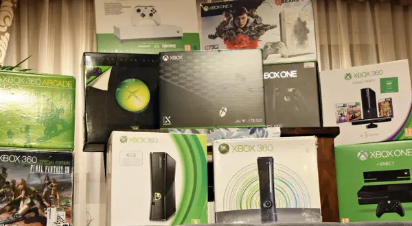 Kolekcja konsol Xbox 360 i Xbox One, w tym zestawy z grami i akcesoriami. Czy gry z Xbox 360 działają na Xbox One? Sprawdźmy!