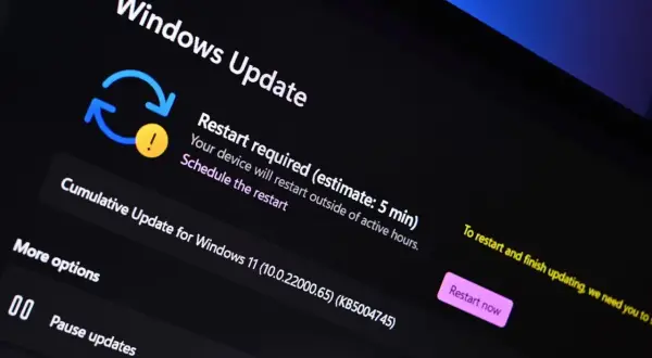 Ekran aktualizacji Windows 11 z komunikatem o wymaganym ponownym uruchomieniu.