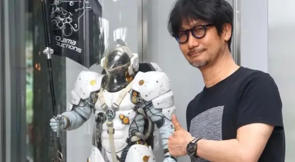 Hideo Kojima, twórca gier wideo, obok postaci z gry w białym skafandrze. Kojima Productions.