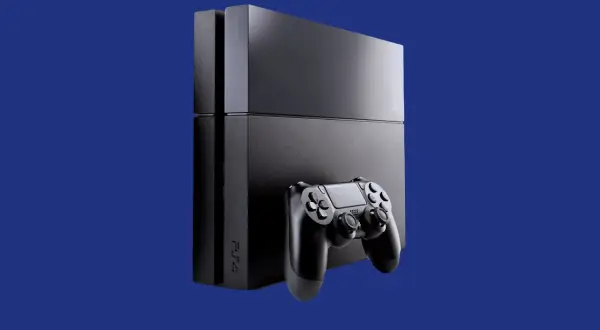 Czarna konsola PS4 z padem, gotowa do gry. Marzenie każdego gracza, który chce poczuć moc prawdziwego emulatora PS4.