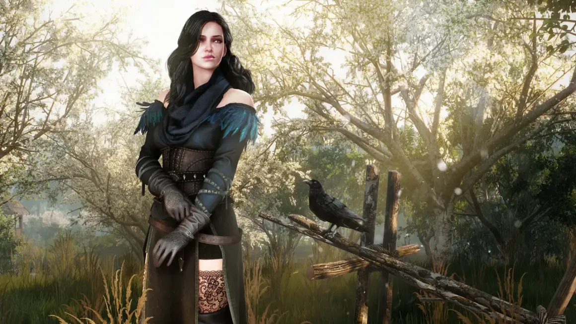 Yennefer w czarnej sukni z piórami i krukiem na płocie, na tle kwitnących drzew.
