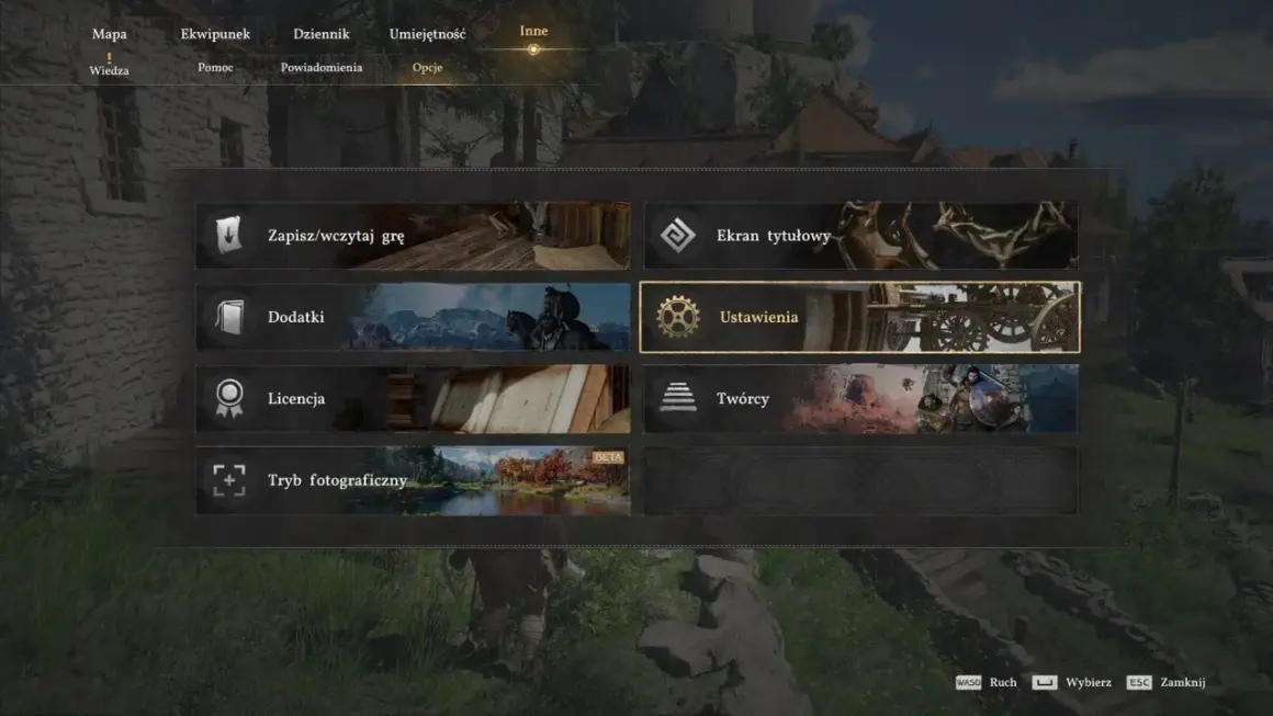 Menu gry z opcjami: Zapisz/wczytaj grę, Ustawienia, Ekran tytułowy. W tle widać efekt motion blur.