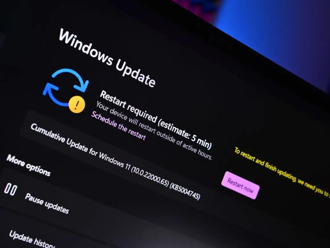Ekran aktualizacji Windows 11 z komunikatem o wymaganym ponownym uruchomieniu.