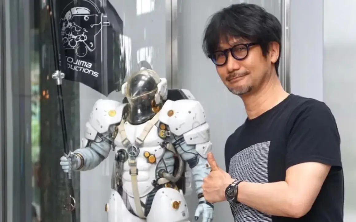 Hideo Kojima, twórca gier wideo, obok postaci z gry w białym skafandrze. Kojima Productions.