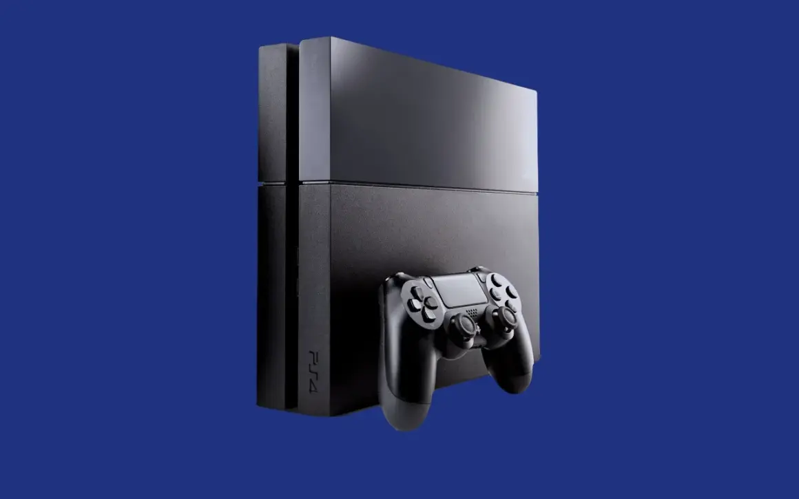 Czarna konsola PS4 z padem, gotowa do gry. Marzenie każdego gracza, który chce poczuć moc prawdziwego emulatora PS4.