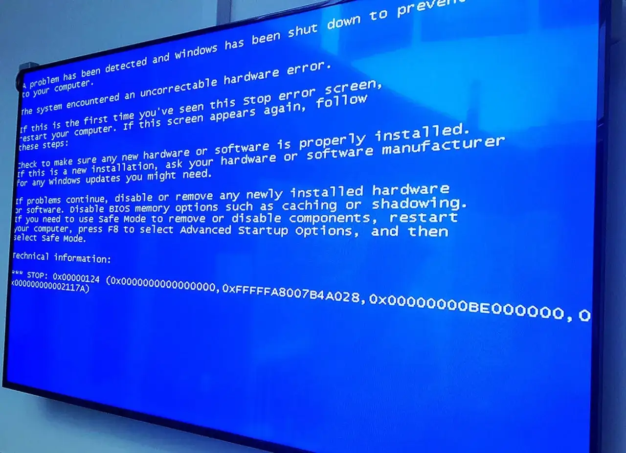 Niebieski ekran śmierci Windows z błędem 0x80070057. Komunikat informuje o błędzie sprzętu i sugeruje kroki naprawcze.
