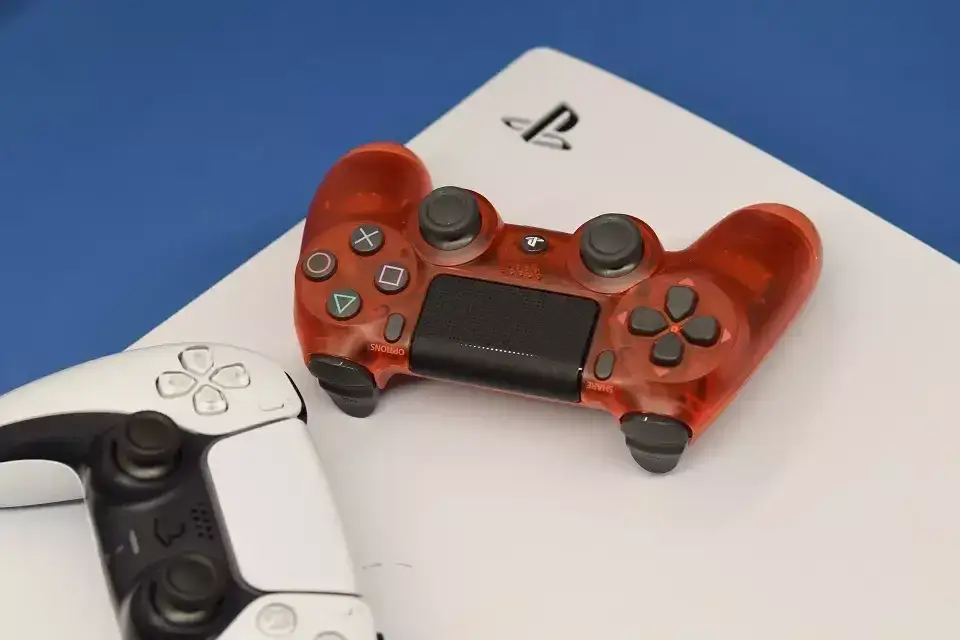 Zdjęcie Czy pad od PS5 działa na PS4? Odkryj trudności i rozwiązania