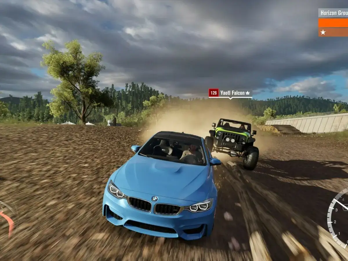 Wyścig w Forza Horizon 3. Niebieskie BMW i zielony Jeep ścigają się po piaszczystej drodze. Sprawdź forza horizon 3 wymagania.