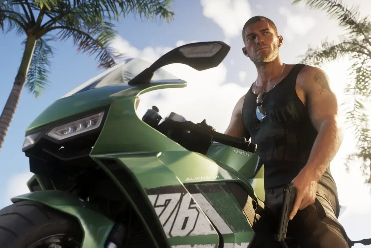 Mężczyzna z pistoletem przy zielonym motocyklu, pod palmami. Wygląda jak scena z GTA 6 PC.
