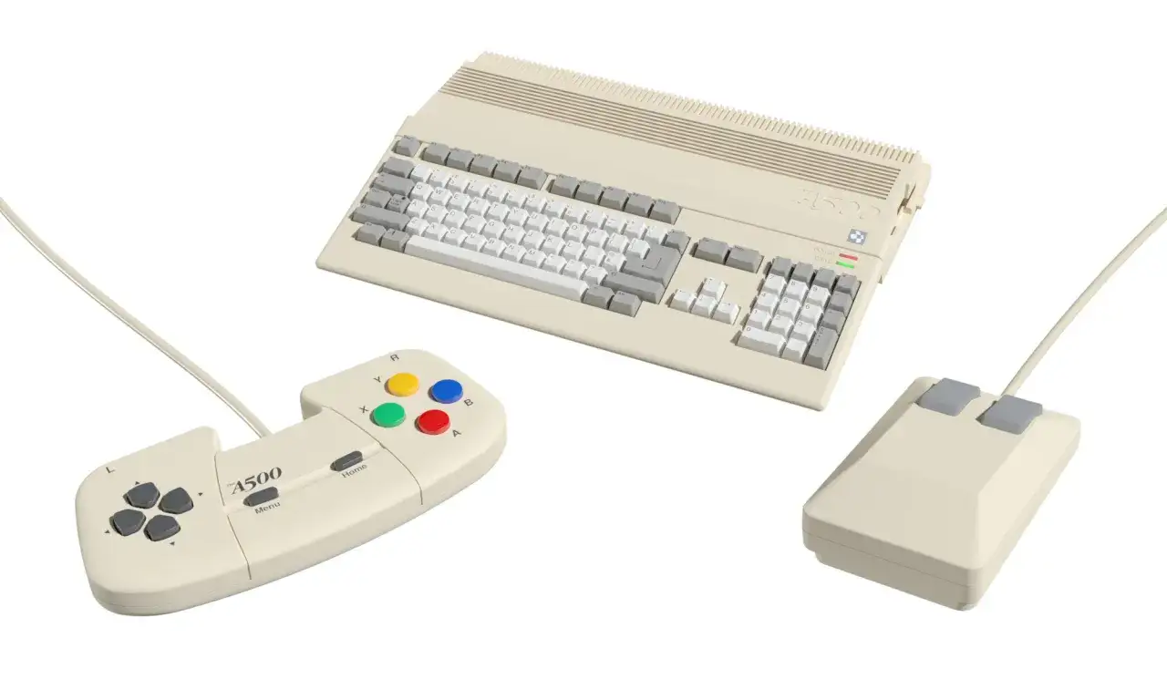 Commodore Amiga A500 z joystickiem i myszką, gotowy do niezapomnianych przygód w świecie amiga gry.