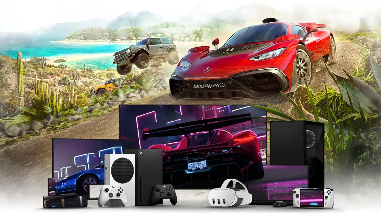 Xbox granie w chmurze: konsola, kontrolery, gogle VR i przenośna konsola na tle wyścigów samochodowych.