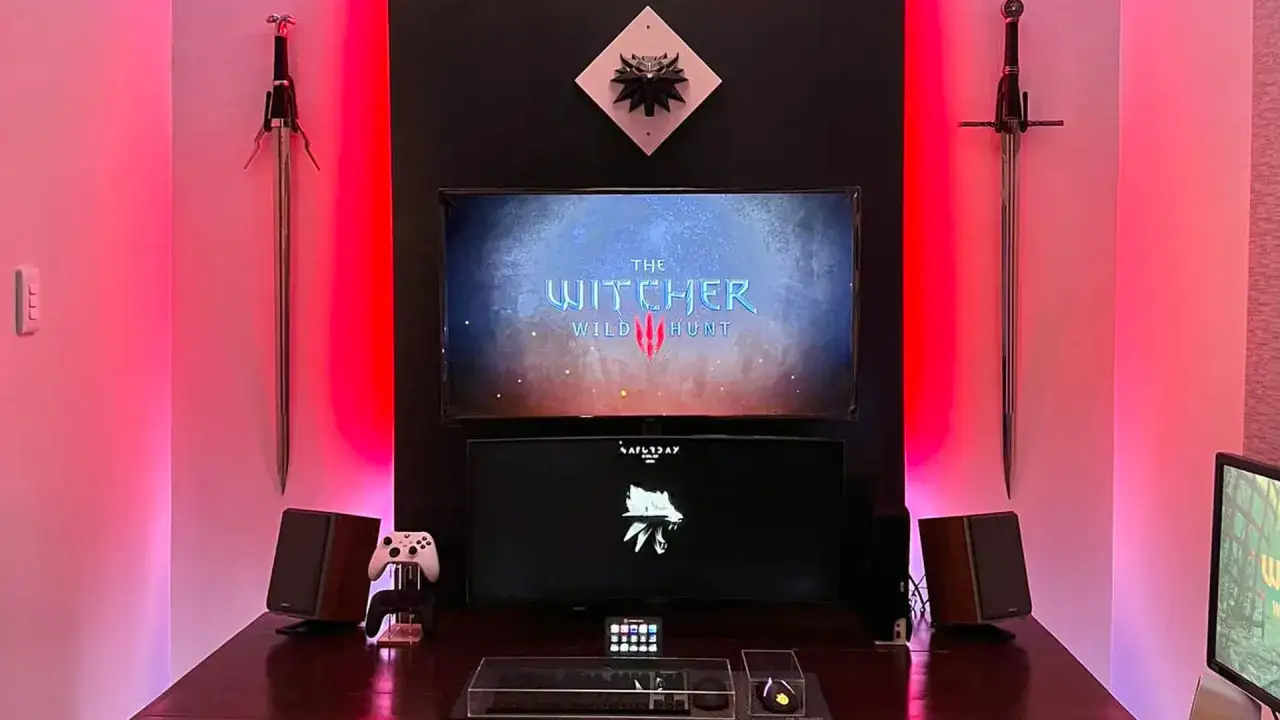 Gaming setup z mieczami wiedźmina i logo szkoły wilka. Idealne miejsce do grania w Wiedźmin 4, gdy tylko poznamy wymagania.
