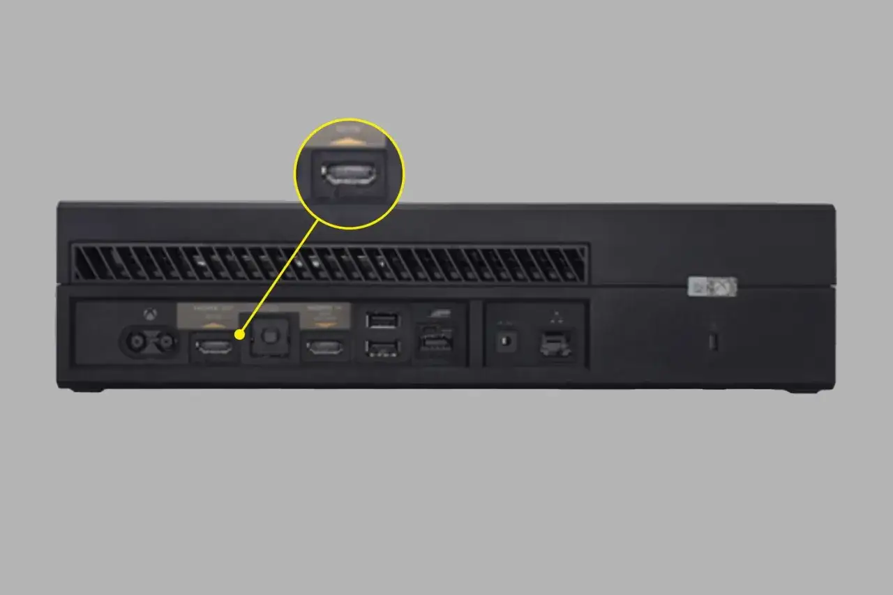 Tył konsoli Xbox z zaznaczonym portem HDMI OUT. To kluczowy element, by wiedzieć, jak podłączyć Xboxa do telewizora.