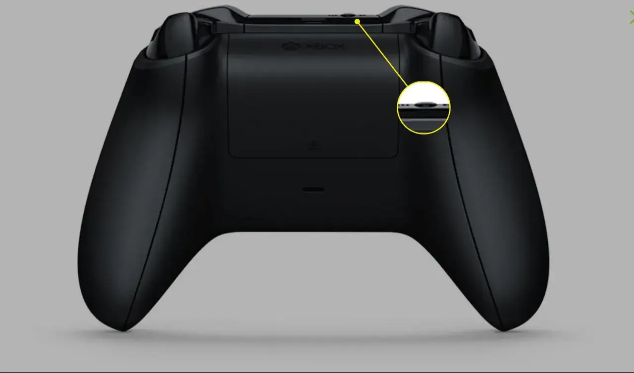 Czarny pad Xbox z zaznaczonym przyciskiem parowania. Dowiedz się, jak podłączyć pada Xbox do telefonu.