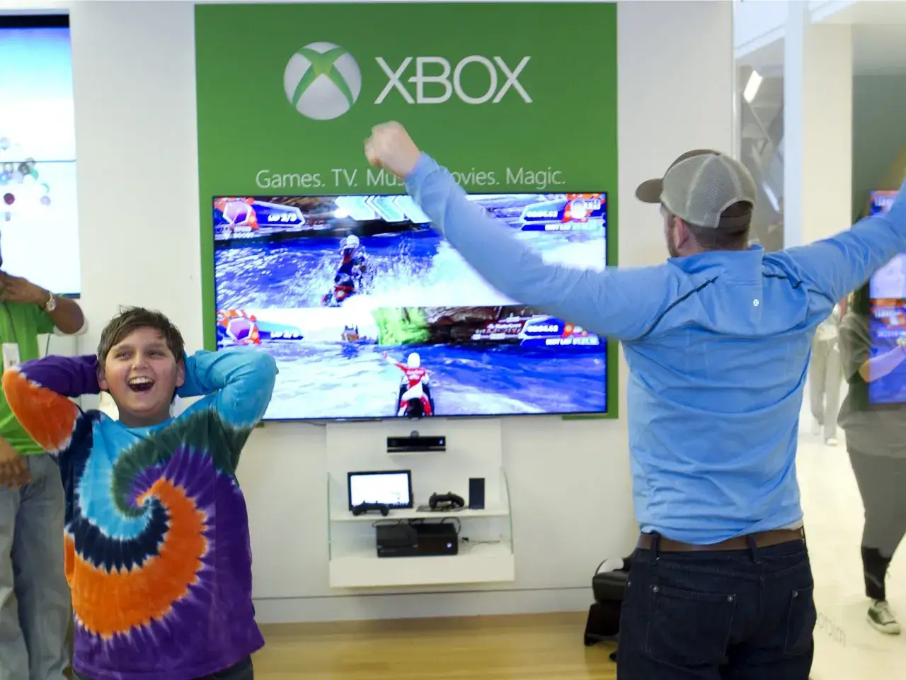Chłopiec i mężczyzna cieszą się grą na Xbox Series X z Kinect.
