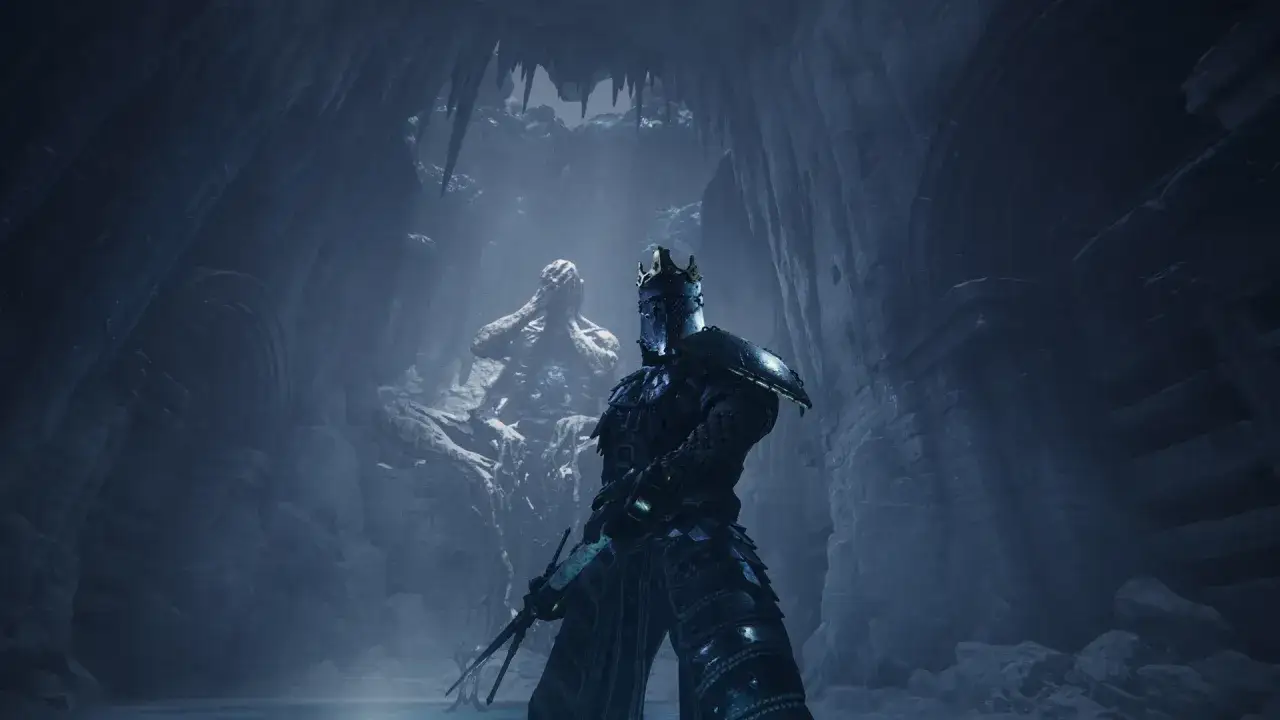 Rycerz w zbroi z koroną, gotowy do walki, w mrocznej jaskini. Czy to zapowiedź Bloodborne Xbox?