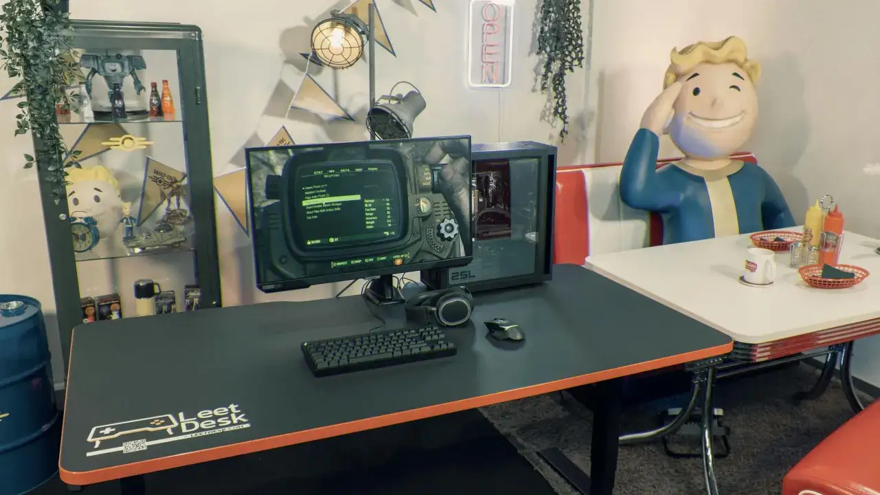 Gamer setup z Vault Boyem, komputerem i ekranem z gry Fallout 4. Idealny, by sprawdzić fallout 4 wymagania i zanurzyć się w postapokaliptycznym świecie.