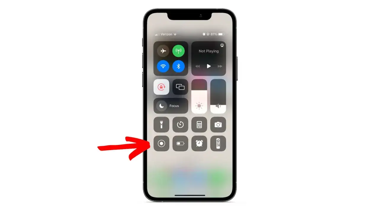 Czerwona strzałka wskazuje przycisk nagrywania ekranu iPhone.