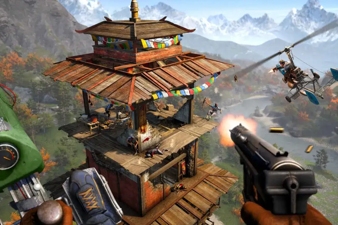Akcja z gry Far Cry 4. Widok z perspektywy gracza na wieżę w górach, gdzie toczy się walka. W tle widać helikopter.