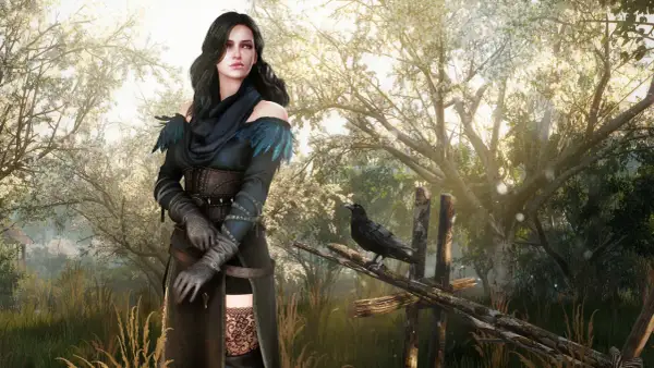 Yennefer w czarnej sukni z piórami i krukiem na płocie, na tle kwitnących drzew.