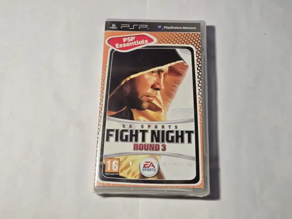 Okładka gry Fight Night Round 3 na PSP. Bokser w kapturze, gotowy do walki. Idealna dla fanów gier sportowych na PS5.
