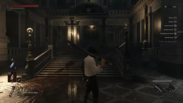 Mroczna klatka schodowa, krew na posadzce, postać z mieczem. Klimat jak w Bloodborne na Xbox.