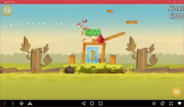Gra Angry Birds na emulatorze. Czerwony ptak niszczy konstrukcję, zdobywając 5000 punktów.